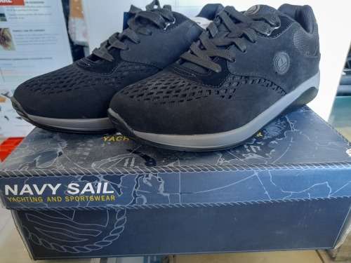 ***BLACK FRIDAY DEAL,FREE FREIGHT**BRAND NEW NAVY SEAL MENS SIZE 9 SNEAKERS**NEW IN BOX**