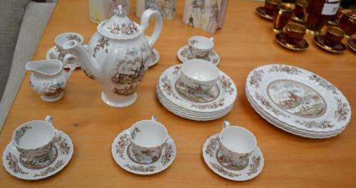 **POSSIBLE HIGH VALUE CHINA SET***JOHNSON BROS 25-PIECE PART DINNER SERVICE**R99 FREIGHT**