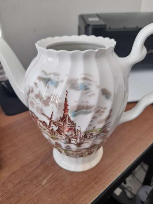 **POSSIBLE HIGH VALUE CHINA SET***JOHNSON BROS 25-PIECE PART DINNER SERVICE**R99 FREIGHT**