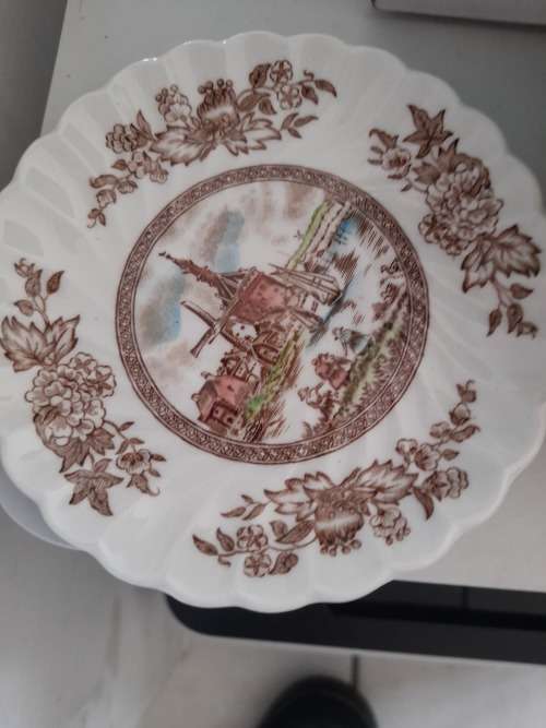 **POSSIBLE HIGH VALUE CHINA SET***JOHNSON BROS 25-PIECE PART DINNER SERVICE**R99 FREIGHT**