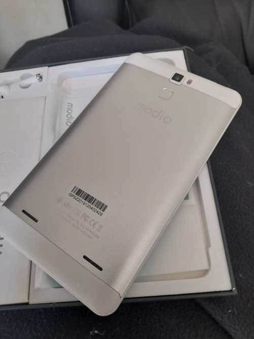 *CHRISTMAS SPECIAL*BRAND NEW MODIO 4G TABLET WITH FREE BLUETOOTH EARPEACE,CARRY STRAP*WHITE/SILVER