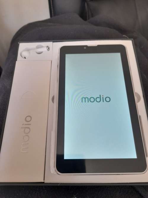 *CHRISTMAS SPECIAL*BRAND NEW MODIO 4G TABLET WITH FREE BLUETOOTH EARPEACE,CARRY STRAP*WHITE/SILVER