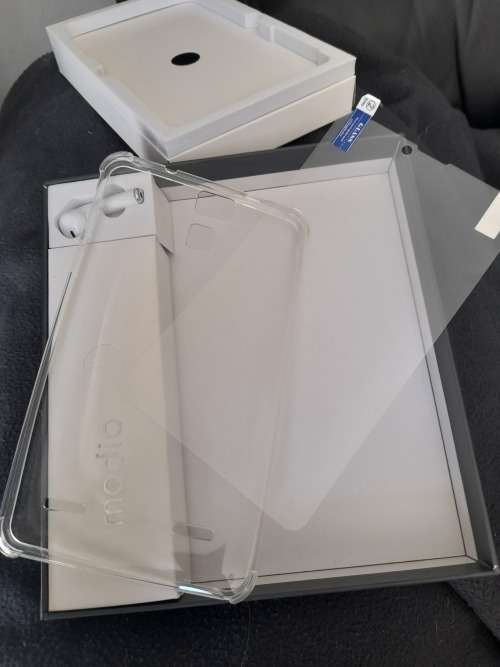 *CHRISTMAS SPECIAL*BRAND NEW MODIO 4G TABLET WITH FREE BLUETOOTH EARPEACE,CARRY STRAP*WHITE/SILVER