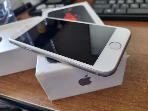 *LIQUIDATION STOCK*WHITE APPLE IPHONE 6S IN BOX WITH CHARGER*DOES NOT TURN ON*EXCELLENT CONDITION**