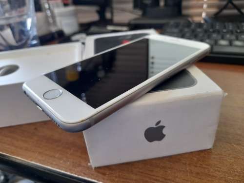 *LIQUIDATION STOCK*WHITE APPLE IPHONE 6S IN BOX WITH CHARGER*DOES NOT TURN ON*EXCELLENT CONDITION**
