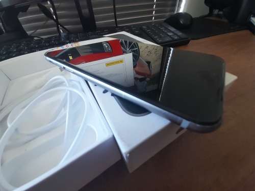 *LIQUIDATION STOCK* APPLE IPHONE 6S IN BOX WITH CHARGER*DOES NOT TURN ON**