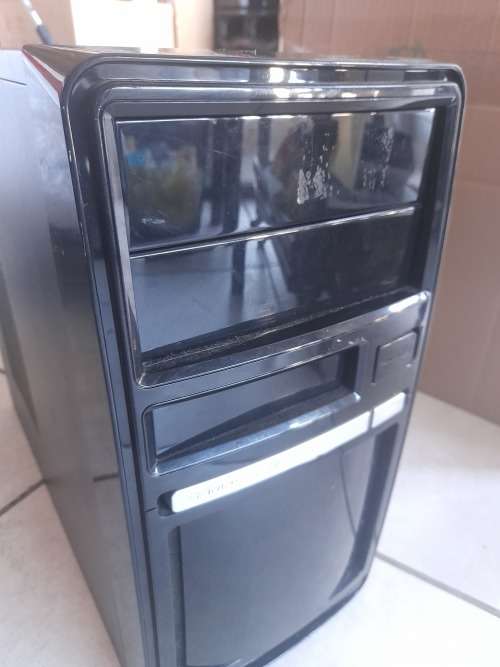 **LIQUIDATION STOCK**2 X  PC TOWERS*ONE HAS 4GB RAM 320GB HDD, ONE 2GB RAM NO HDD*NOT TESTED88