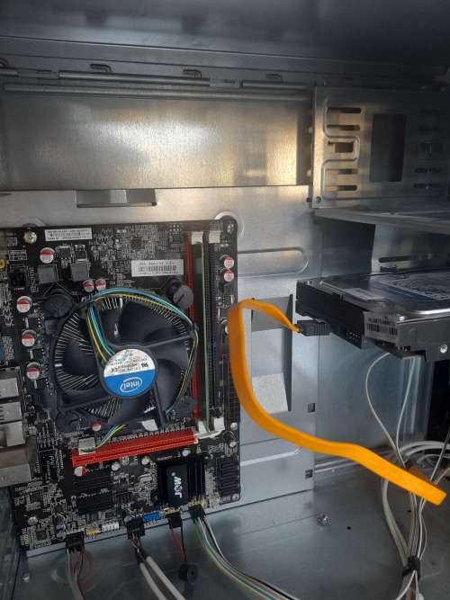 **LIQUIDATION STOCK**2 X  PC TOWERS*ONE HAS 4GB RAM 320GB HDD, ONE 2GB RAM NO HDD*NOT TESTED88