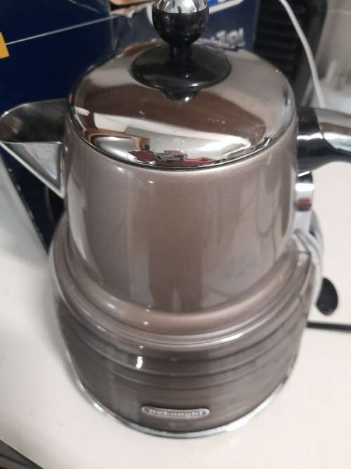 **LIQUIDATION STOCK**DELONGHI SCULTURA CORDLESS KKETTLE IN BOX*R1999 IN STORE**