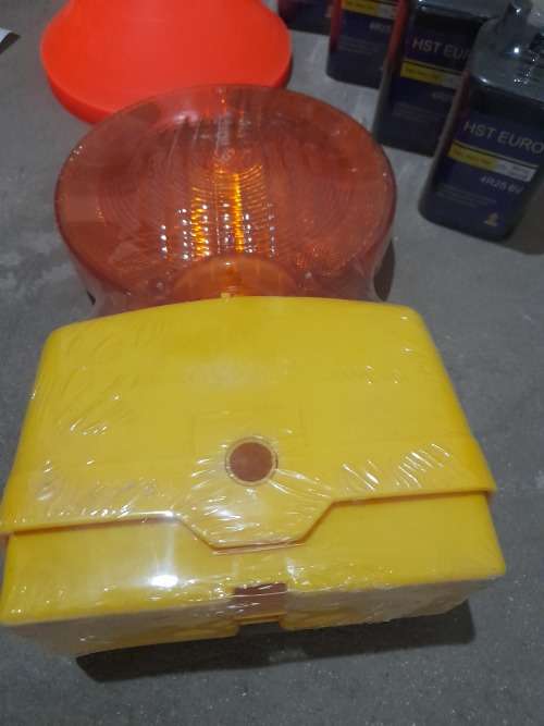 **BULK LOT OF NEW  BATTERY POWERED AMBER WARNING LIGHTS,SOLAR LIGHT,CONES ETC**OVER R3000 VALUE