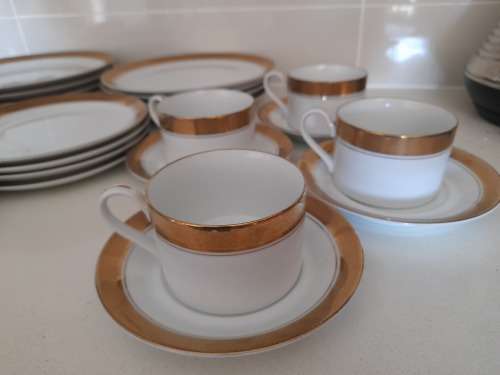 *HIGH VALE RARE COLLECTION 24ct GOLD RIM `GARY BARR` `VERSAILLES` COLLECTION PORCELAIN (FINE CHINA)