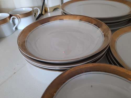 *HIGH VALE RARE COLLECTION 24ct GOLD RIM `GARY BARR` `VERSAILLES` COLLECTION PORCELAIN (FINE CHINA)