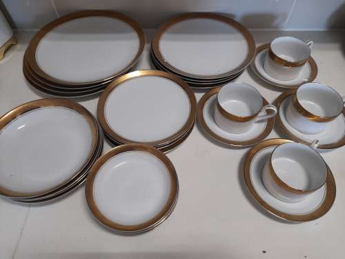 *HIGH VALE RARE COLLECTION 24ct GOLD RIM `GARY BARR` `VERSAILLES` COLLECTION PORCELAIN (FINE CHINA)