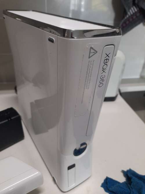 **XBOX 360 KINECT SPECIAL EDITION IN BOX WTH ACCESSORIES*COMES ON(RED LIGHT)*OVER R4000 RETAIL