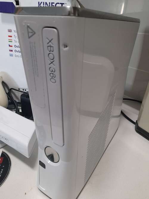 **XBOX 360 KINECT SPECIAL EDITION IN BOX WTH ACCESSORIES*COMES ON(RED LIGHT)*OVER R4000 RETAIL