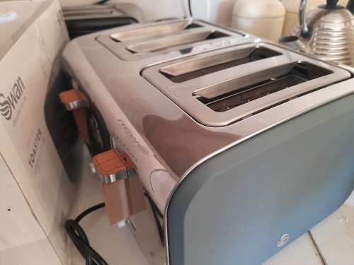 *BEAUTIFULL SWAN NORDIC COLLECTION GREY 4 SLICE TOASTER*TOP QUALITY*SMALL DENT SEE PICS*R1500 RETAIL