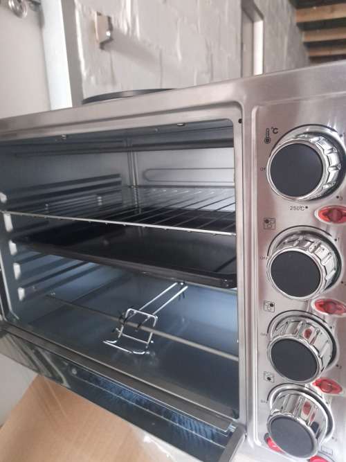 *LIMITED OFFER**BRAND NEW HOMECHOICE 45L ELECTRIC OVEN WITH 3 PLATE TOP IN BOX*R2000 RETAIL*