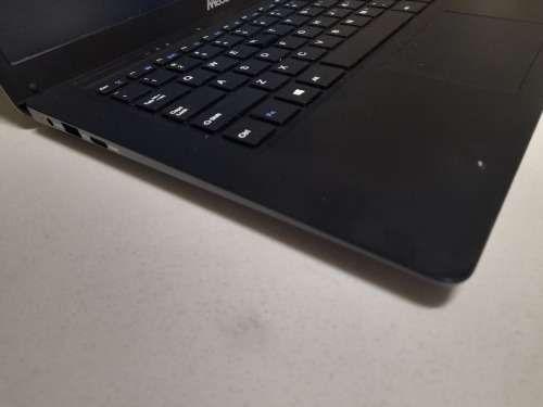 *LIQUIDATION STOCK* MECER Z140 C LAPTOP, EXCELLENT CONDITION BUT CRACKED SCREEN**