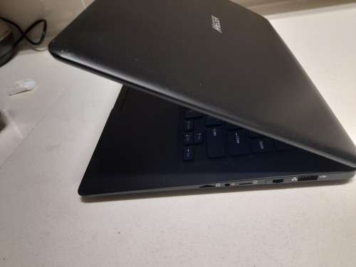 *LIQUIDATION STOCK* MECER Z140 C LAPTOP, EXCELLENT CONDITION BUT CRACKED SCREEN**