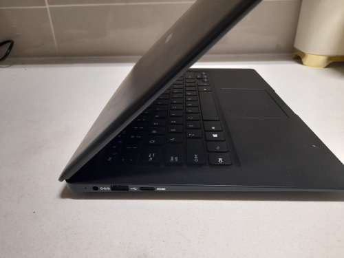 *LIQUIDATION STOCK* MECER Z140 C LAPTOP, EXCELLENT CONDITION BUT CRACKED SCREEN**