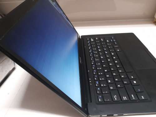 *LIQUIDATION STOCK* MECER Z140 C LAPTOP, EXCELLENT CONDITION BUT CRACKED SCREEN**