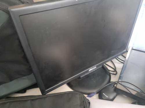 *HUGE SALE*BULK LOT OF COMPUTER SCREENS,LAPTOP BAGS,KEYBOARDS, WIRELESS MOUSE,MOUSE PAD ETC**
