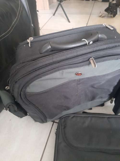 *HUGE SALE*BULK LOT OF COMPUTER SCREENS,LAPTOP BAGS,KEYBOARDS, WIRELESS MOUSE,MOUSE PAD ETC**