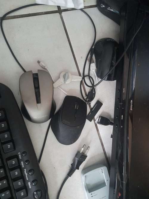 *HUGE SALE*BULK LOT OF COMPUTER SCREENS,LAPTOP BAGS,KEYBOARDS, WIRELESS MOUSE,MOUSE PAD ETC**