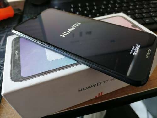 *WAREHOUSE CLEARANCE*HUAWEI Y7  DUAL SIM,TRIPPLE CAM*SCREEN STAYS ON HUAWEI**R4000 RETAIL**