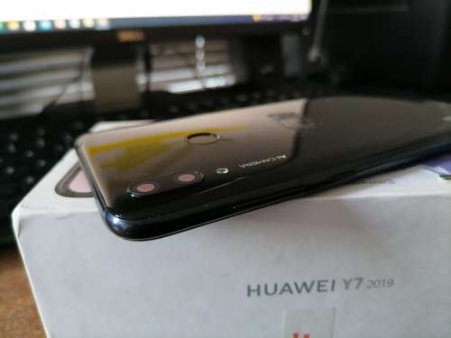 *WAREHOUSE CLEARANCE*HUAWEI Y7  DUAL SIM,TRIPPLE CAM*SCREEN STAYS ON HUAWEI**R4000 RETAIL**