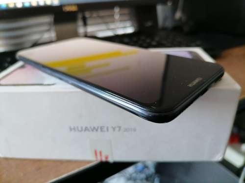 *WAREHOUSE CLEARANCE*HUAWEI Y7  DUAL SIM,TRIPPLE CAM*SCREEN STAYS ON HUAWEI**R4000 RETAIL**
