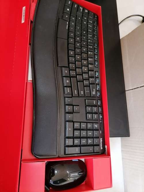 *WAREHOUSE CLEARANCE*BULK LOT OF PC ACCESSORIES,SOLAR LIGHTS,SCREEN, SCREEN STANDS ETC**