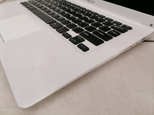 *LIQUIATION STOCK*MECER Z140 C LAPTOP(WHITE) NO POWER CORD NOT TESTED**