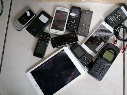 *BULK LOT OF DAMAGED/UNTESTED PHONES AND IPAD*ONE BID FOR THE LOT, SOLD AS IS***