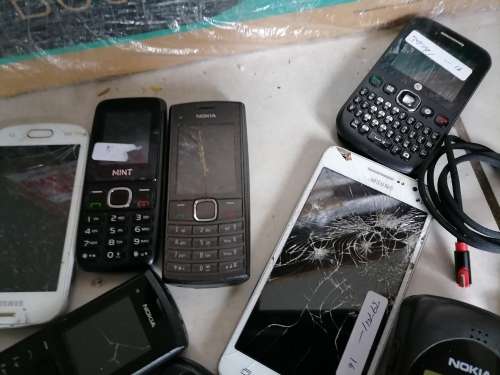 *BULK LOT OF DAMAGED/UNTESTED PHONES AND IPAD*ONE BID FOR THE LOT, SOLD AS IS***