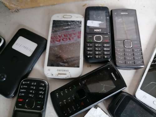 *BULK LOT OF DAMAGED/UNTESTED PHONES AND IPAD*ONE BID FOR THE LOT, SOLD AS IS***