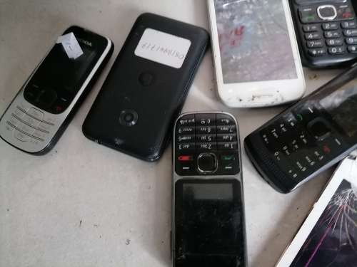 *BULK LOT OF DAMAGED/UNTESTED PHONES AND IPAD*ONE BID FOR THE LOT, SOLD AS IS***