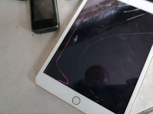 *BULK LOT OF DAMAGED/UNTESTED PHONES AND IPAD*ONE BID FOR THE LOT, SOLD AS IS***