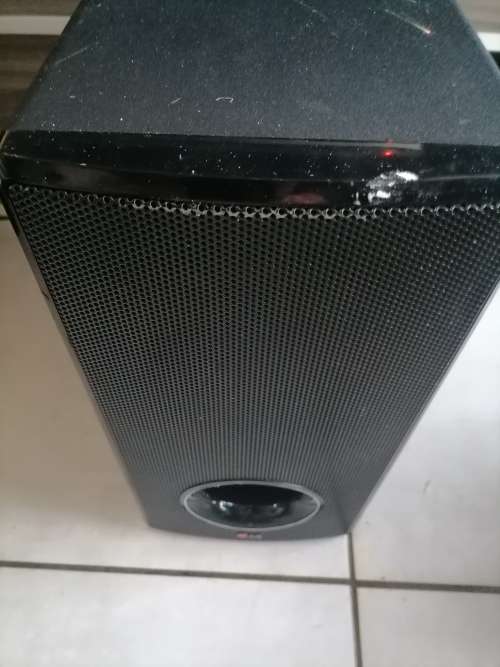 *LG 3D BLUERAY SOUND BAR WITH WIRELESS SUB(SUB NOT CONNECTING)SOUND BAR WORKING*R7000 NEW PRICE**