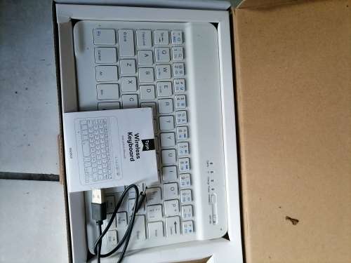 *BULK LOT OF AWESOME ELECTRONICS*PC SCREENS/HEADSETS.3G MODEM,KEYBOARDS,CAMERA ETC**