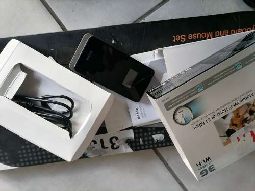 *BULK LOT OF AWESOME ELECTRONICS*PC SCREENS/HEADSETS.3G MODEM,KEYBOARDS,CAMERA ETC**