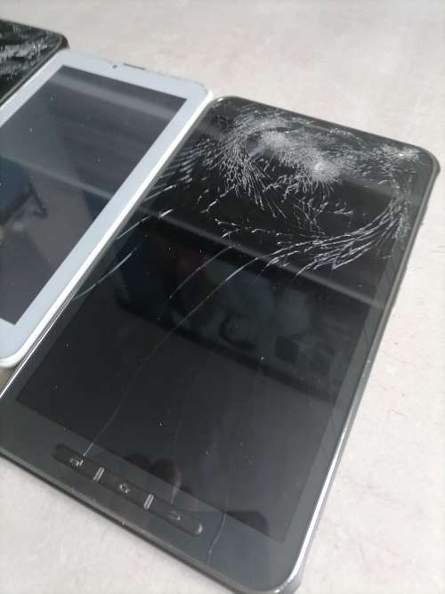 *WOMANS WEEK DEAL*FREE GOLD CHAIN*LOT OF 3 X DAMAGED TABLETS*2 X SAMSUNG,1X BLAUPUNKT*