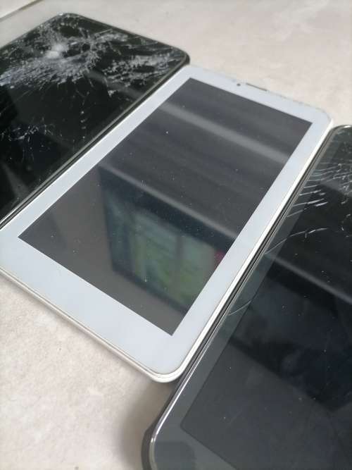 *WOMANS WEEK DEAL*FREE GOLD CHAIN*LOT OF 3 X DAMAGED TABLETS*2 X SAMSUNG,1X BLAUPUNKT*