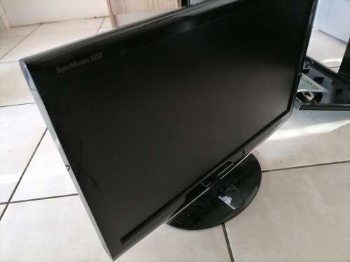 *MONTHEND CLEARANCE*LOT OF FAULTY 22/24/27 INCH SCREENS*SOLD AS IS*ONE WORKS*READ AD