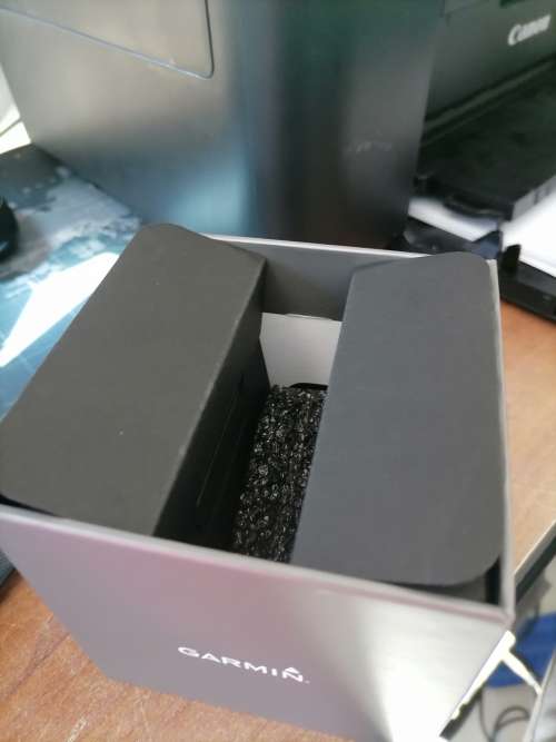 *SPRING CLERANCE*GARMIN VIVOACTIVE 3 MUSIC*CRACKED SCREEN,NO CHARGER**POWERS ON*
