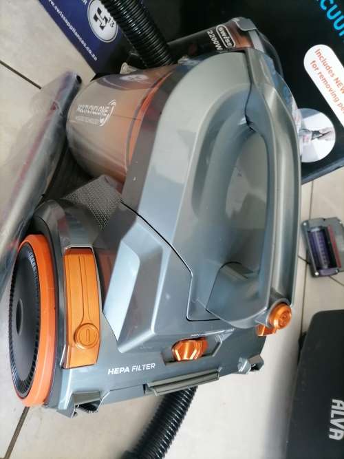 *SWISS ROBUSTER VACUUM CLEANERSVAC ROB2200 IN BOX WITH ATTACHMENTS*R2600 NEW PRICE*
