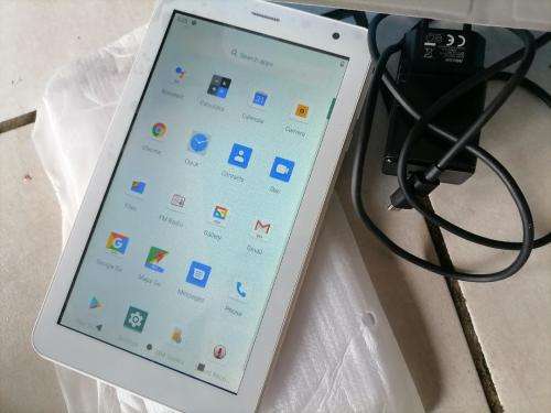 **DEMO MODEL**MECER 3G/WIFI M76QF6 7INCH WHITE TABLET IN BOX WITH COVER,CHARGER ETC*R1400 RETAIL*