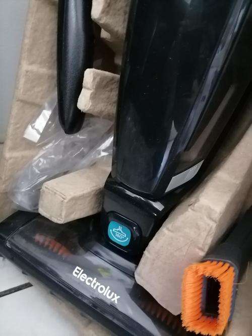 *NEW YEAR*NEW DEALS*LIKE NEW ELECTROLUX ERGORAPIDO BATTERY VACUUM IN BOX WITH ATTACHMENTS*R3500