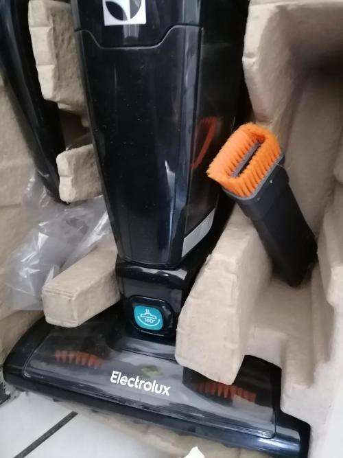 *NEW YEAR*NEW DEALS*LIKE NEW ELECTROLUX ERGORAPIDO BATTERY VACUUM IN BOX WITH ATTACHMENTS*R3500