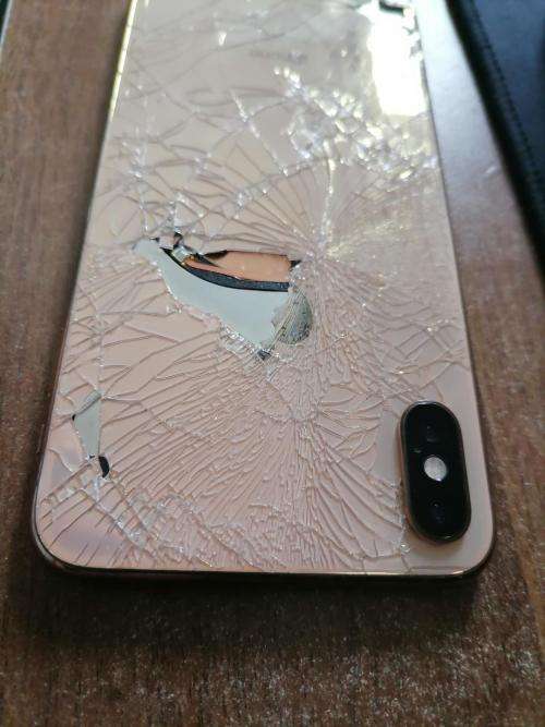 **DAMAGED IPHONE SX MAX*SCREEN CRACKED AND BACK,SCREEN FLASHES WHENPOWERED ON*SOLD AS IS**
